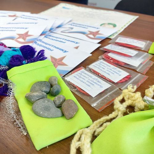 Сосновские школьники передали бойцам СВО обереги, освященные Далай-ламой, и бензогенератор