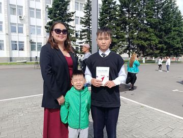 Только что в Кызыле напротив Дома Правительства республики завершилась церемония поднятия государственных флагов России и Тувы.