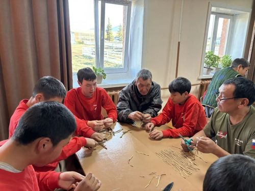 Арыг-Бажының идепкейжилери кызыл сыптыг сөөскенден кымчыларны кылган