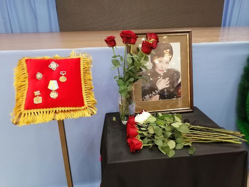 Салым-чаяанныг артист-биле байырлашкан