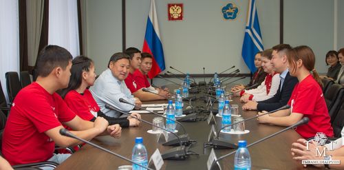 Глава Тувы встретился с региональным активом добровольческого движения «Волонтёры-медики»