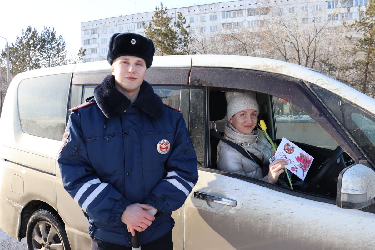 Цветы для автоледи: в Сосновоборске сотрудники Госавтоинспекции поздравили  женщин-водителей с 8 марта | 07.03.2023 | Сосновоборск - БезФормата