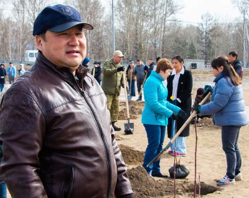 Врио Главы Тувы высадил рябину в "Семейном" парке
