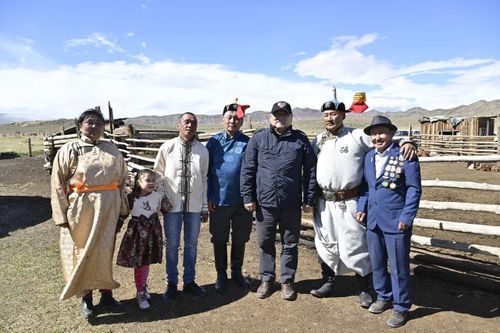 Глава Тувы поздравил работников сельского хозяйства с профессиональным праздником