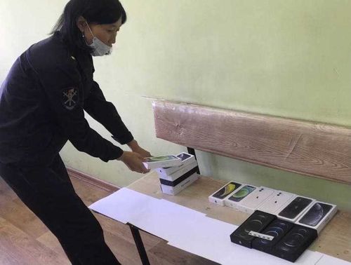 В Туве из салона сотовой связи вынесли 14 дорогих смартфонов