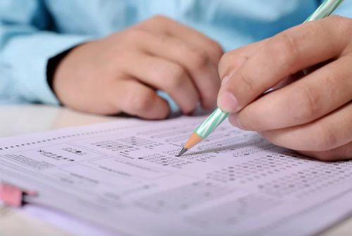 Рособрнадзор не планирует перенос досрочного этапа ЕГЭ из-за эпидемиологической обстановки — он пройдет с 21 марта по 15 апреля.