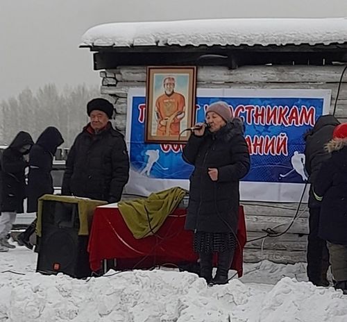 Аныяк малчынның чырык адынга тураскааткан бөмбүктүг хоккей маргылдаазы