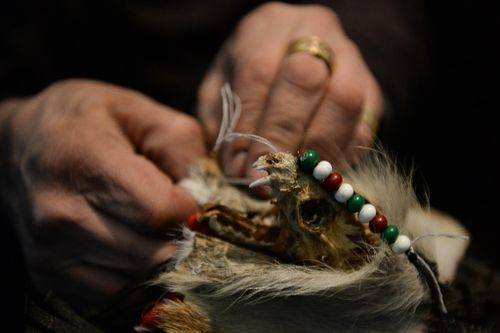 Тувинские шаманы изготавливают для военнослужащих специальные обереги