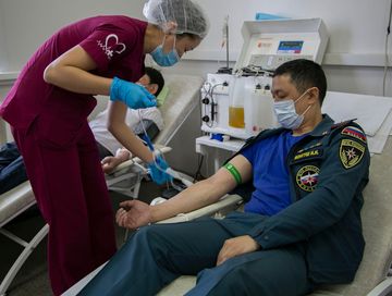 Сотрудники МЧС Тувы сдали более 40 литров крови в поддержку военнослужащих