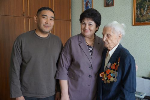 В Кызыле вручили юбилейные медали ветеранам к 80-летию Победы в Великой Отечественной войне