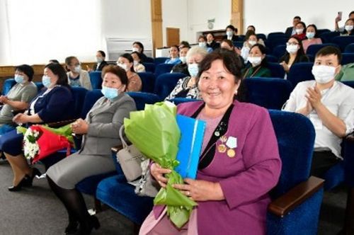 СОЦИАЛ АЖЫЛДАКЧЫЛАРНЫ ШАҢНАП-МАКТААН