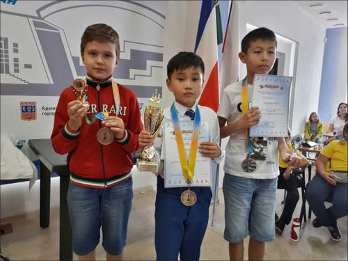 В Хакасии в турнире по шахматам победил Давид Сенди из Тувы