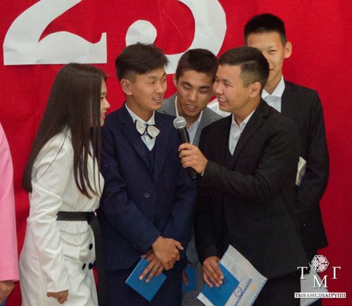 Платья, смокинги, ленты: В Туве более 2000 выпускников 11 классов попрощались со школой