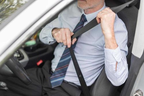 Пристегнулся? Пристегни и пассажира!