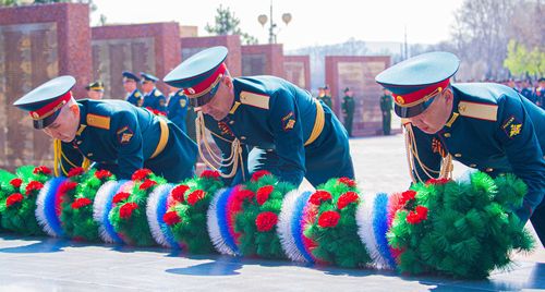В Кызыле возложили венки и цветы к Мемориалу памяти на площади Победы