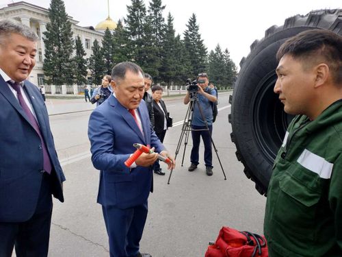 Глава Тувы вручил спецтехнику лесохозяйственным учреждениям Тес-Хемского, Пий-Хемского и Тоджинского районов