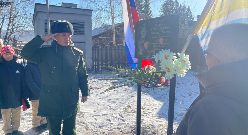 В Хову-Аксы открыли мемориальную доску в честь Дамдына Чанныка Салчак-ооловича