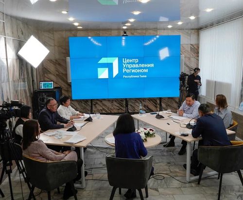 ТЫВАНЫҢ БАШТЫҢЫ ЖУРНАЛИСТЕР-БИЛЕ УЖУРАШКАН