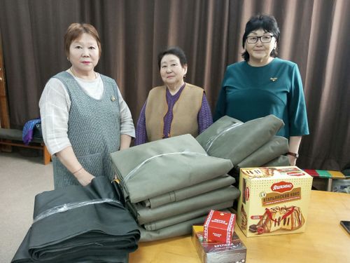 Волонтеры «Огонька доброты» плетут маскировочные сети для участников СВО