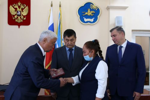 В Туве семьям погибших военнослужащих вручили государственные награды