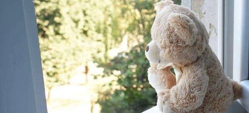 Как предотвратить выпадение ребенка из окна