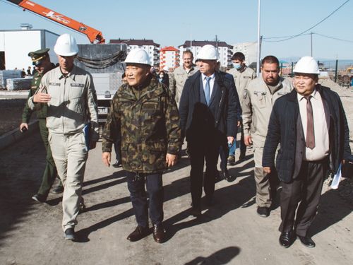 ВОЕННЫЕ СТРОИТЕЛИ ДЕРЖАТ МАРКУ