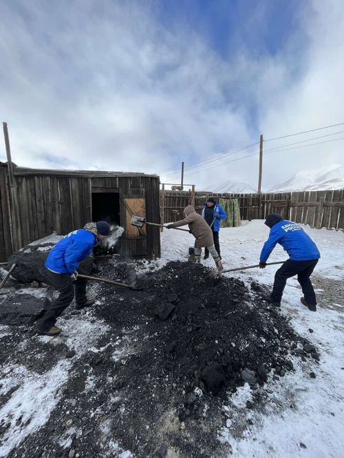Активисты Монгун-Тайгинского района оказали помощь семье участников СВО