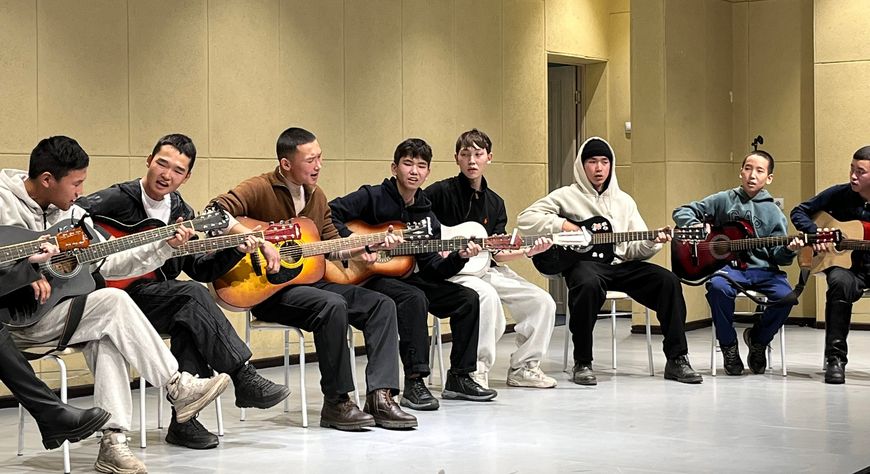 Гитарный вечер в Кызыле собрал более двухсот участников, сообщило в соцсетях минмолодежи Тувы – организатор события.