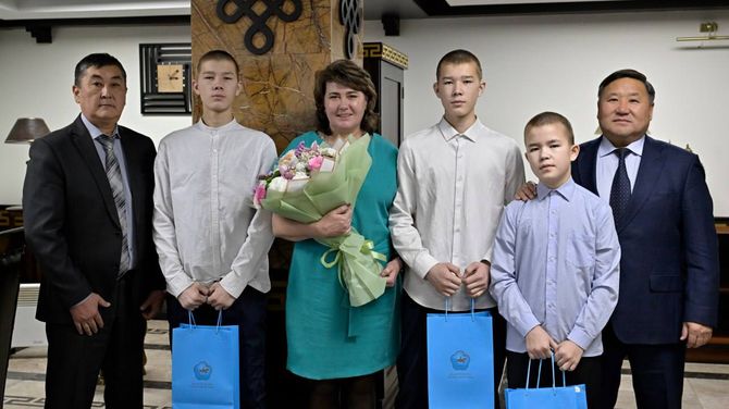 Глава Тувы провёл личный приём граждан и поддержал патриотические инициативы