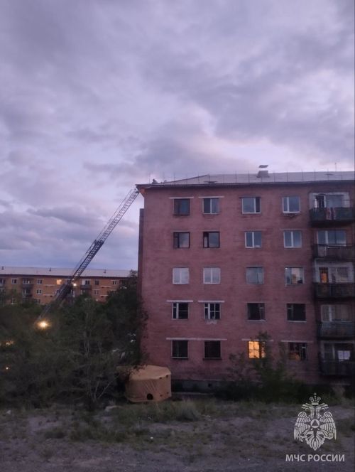 В Ак-Довураке спасли женщину с крыши 5-этажного дома