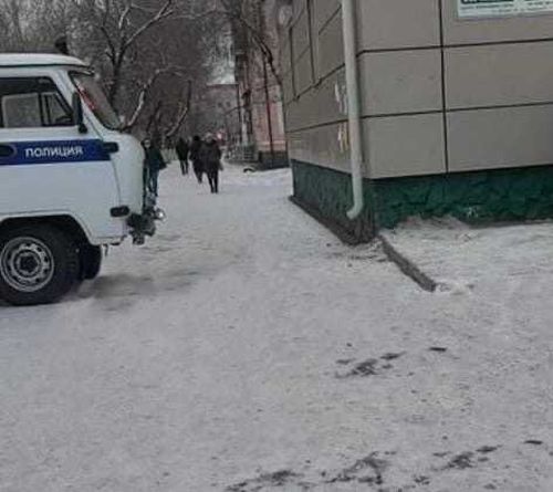 Автобус чуть не влетел в полицейский «УАЗик»