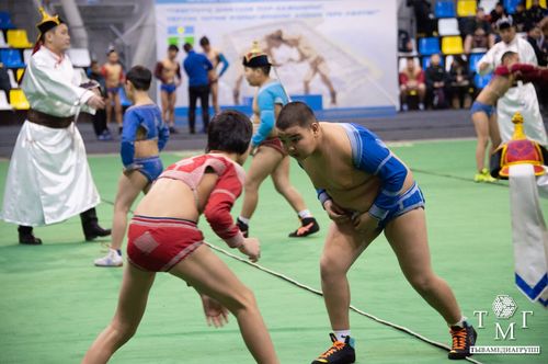 В Кызыле прошли соревнования по борьбе хуреш среди школьников