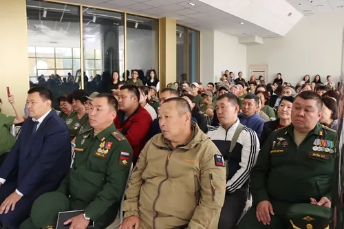 «Тылдан фронтуже! Шупту чүүлдү тиилелге дээш!»