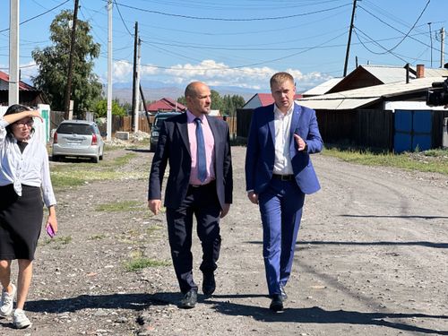 Олег Лукин проверил обновление линий электропередачи в поселке Сукпаке