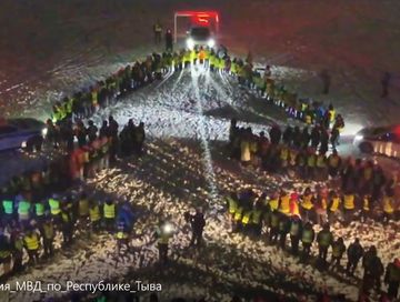 В Туве прошла акция "Ёлка безопасности": сотни детей и взрослых призвали стать заметнее на дорогах