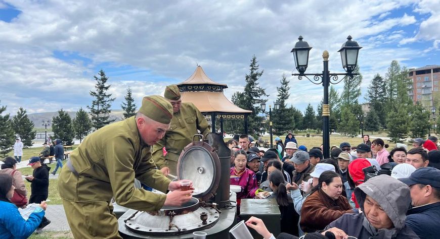 После парада Победы в Кызыле угощали солдатской кашей