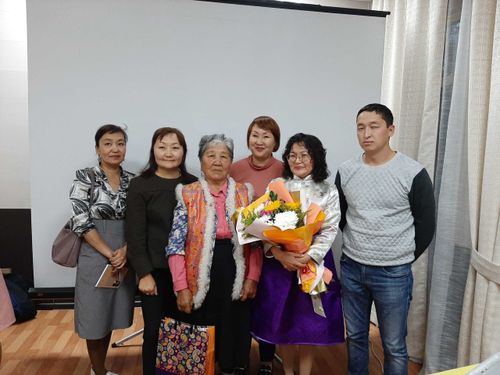 Тувинское книжное издательство представило книгу Ульяны Монгуш «Асфальтыда озум» 