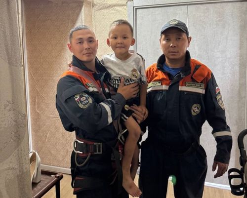 В Туве ребенок и бабушка освобождены из запертой квартиры