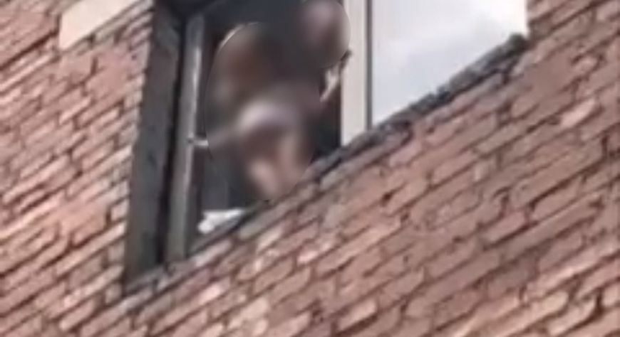 В Кызыле бдительные граждане спасли девочек, играющих на подоконнике окна на третьем этаже