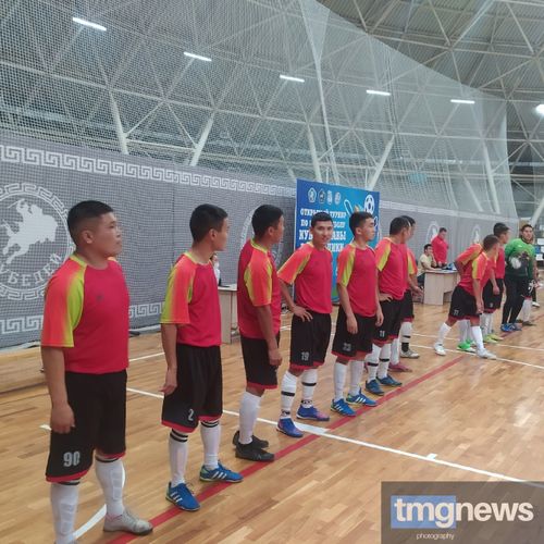 В Кызыле стартовал открытый турнир по мини-футболу среди мужских команд на Кубок Главы Тувы