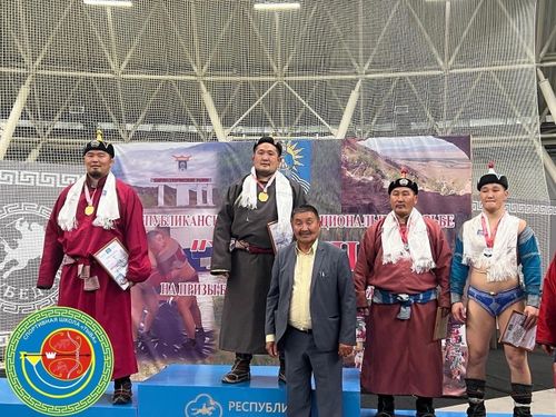 В Туве возобновились традиционные ежемесячные турниры по национальной борьбе хуреш