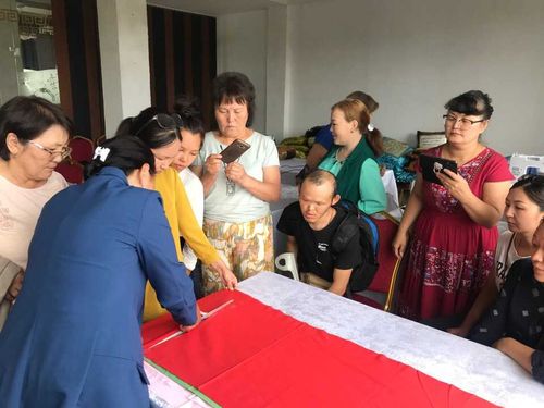 В этноковоркинг-центре сшили первую пятиметровую «змейку» для «узла счастья» 