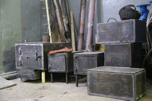 Студенты Горного техникума изготавливают печки-буржуйки для бойцов СВО