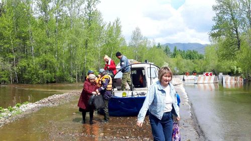 Своих не бросаем: МЧС организовало переправу людей 