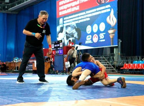 Сборная команда Тувы приняла участие в международном турнире по вольной борьбе среди юношей в Якутске