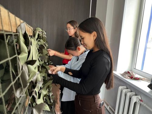 Активисты Турана плетут маскировочные сети для участников СВО