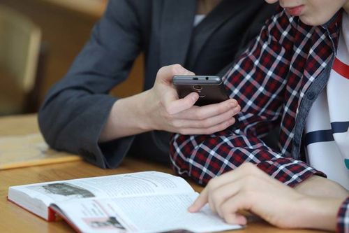 Госдума одобрила запрет на использование мобильных телефонов на уроках