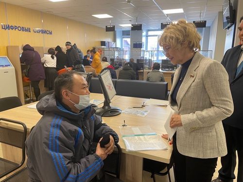 Дина Оюн: «Уровень безработицы с пиковых в период пандемии 30 тысяч человек снизился к марту 2022 года до 12 тысяч»