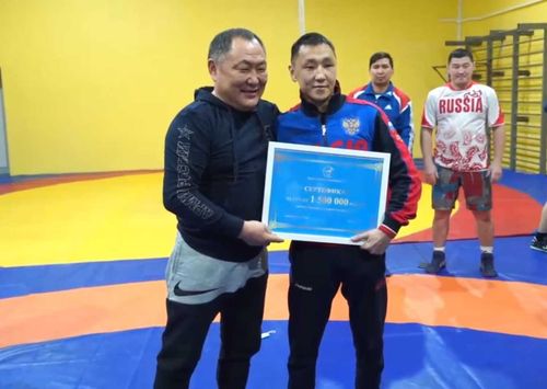 Двое тувинских спортсменов получили по 1.5 миллиона рублей