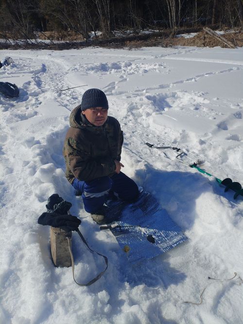 Зимняя рыбалка на Брени в селе Бурен-Бай-Хаак: Встреча поколений на льду
